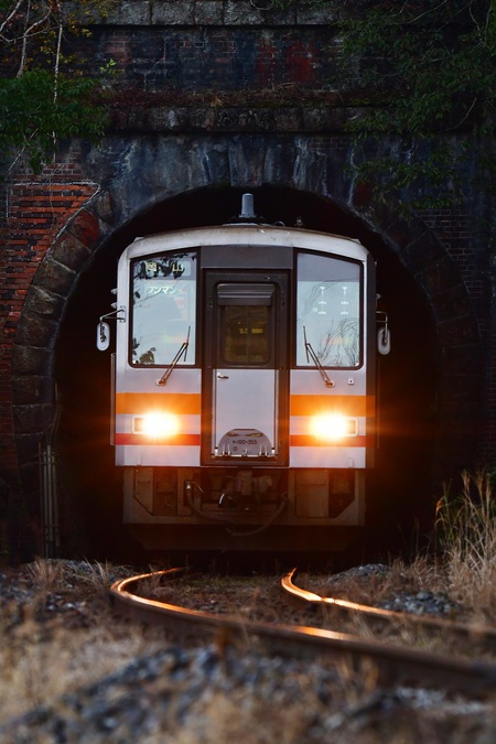 福渡トンネルから飛び出した「キハ120」（津山線：福渡駅付近）
