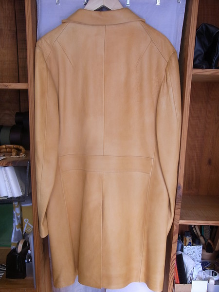 鹿革製ハーフコートの袖丈カット