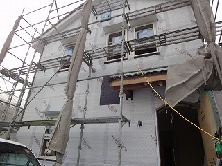 山手台の家、外部塗り壁作業中