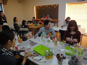 HK友の会でクリスマスキャンドル作り