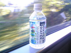車窓と酸素水