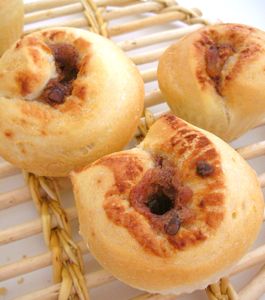 粒あんと栗の甘露煮を巻き込んで