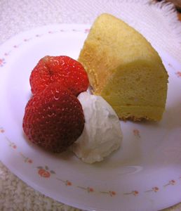 シフォンケーキに旬の苺を添えて
