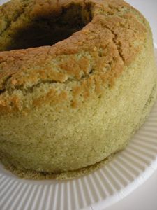 抹茶味のシフォンケーキが焼き上がりました