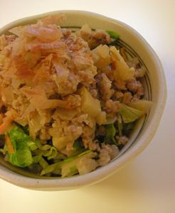 米粉パウンドの試食と肉味噌アレンジ丼