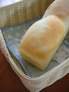 パンかごにふんわり食パンとさつまいもロールを