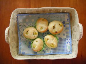 パンかごにふんわり食パンとさつまいもロールを