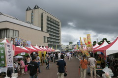 雨降る中での、商工祭「第１１回加古川楽市」１日目