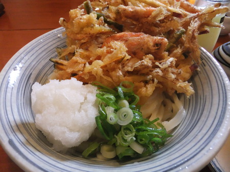 この店構え、うどん屋さんなんです!