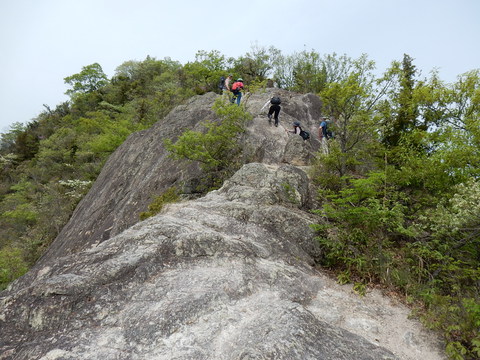 新緑の笠松山と善防山に登る