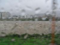 台風で水量の増えた揖保川