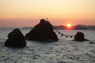 夫婦岩の間から　日が昇ります。