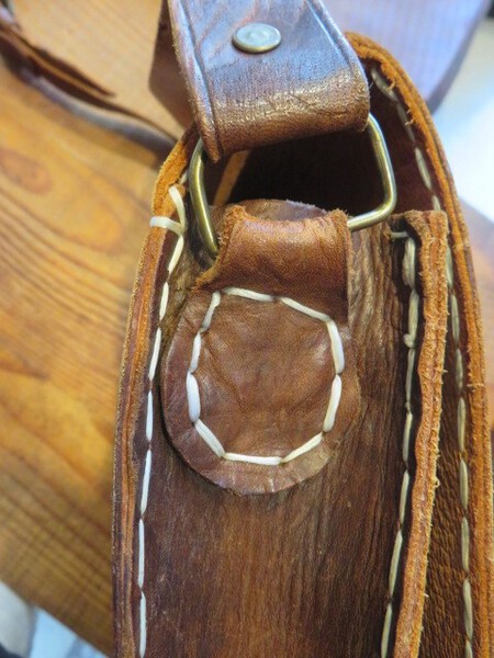 海外製手縫いショルダーバックのほころびを修理