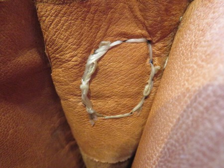 海外製手縫いショルダーバックのほころびを修理