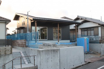 錦ケ丘の家、太陽光発電を搭載し外装完成