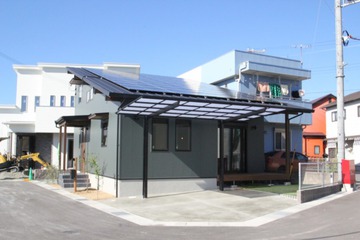 FREEQ野添の家、片流れの屋根に太陽光発電設置