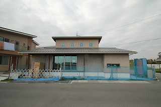 長坂寺の家、外装完成し、外構工事中