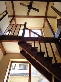 藤江の家、吹抜けのリビング階段