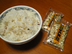 雑穀を食べる
