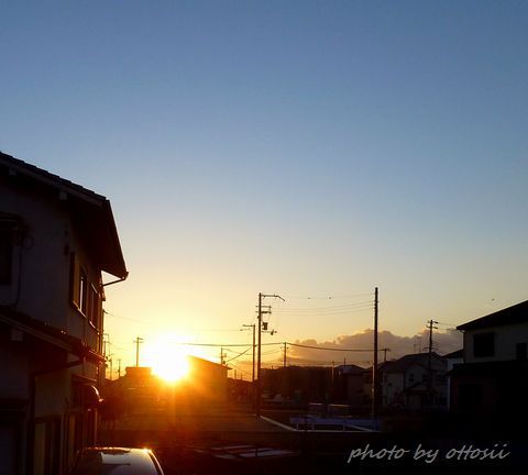 街の朝日