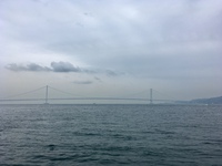 今ここですわ