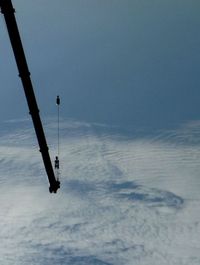 秋晴れの空に