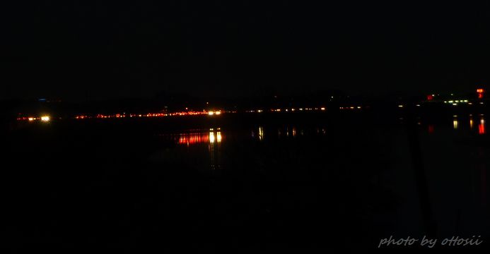 堤防の夜景