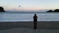 カメラ女子と海の風景