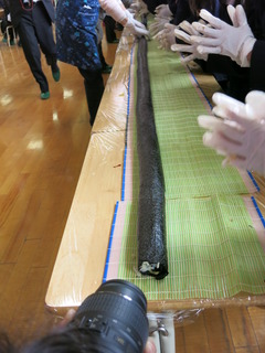 力を合わせて、２０メートル巻き寿司完成！