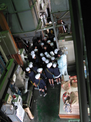別府西小学校４年生、精米所見学！