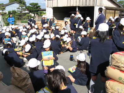 別府西小学校４年生、精米所見学！