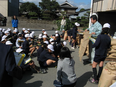 別府西小学校４年生、精米所見学！