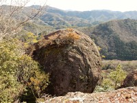 高巖山からたまご岩を望む